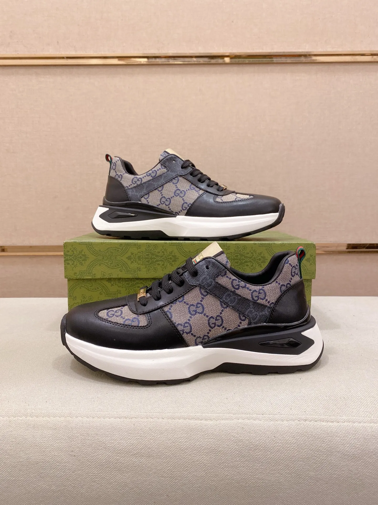 Factory price 442 men's shoes 💰New GUCCI (Gucci) counters are on the market at the same time, new men's shoes, 😘fabrics are selected imported cowhide, lining: sheepskin lining. 👍🏿 High-end ☄️ air-cushion molded anti-slip rubber outsole, exquisite lines, simple and elegant, comfortable and high-end for leisure travel. Code number: 38 to 44 (45 can be customized and cannot be returned or exchanged)